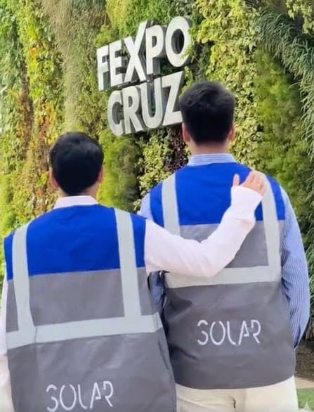 Técnicos de SOLAR Bolivia con indumentaria oficial